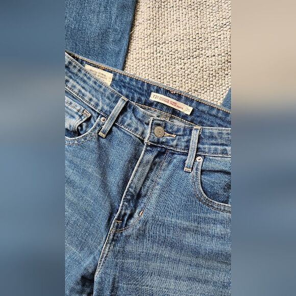 Levis high rise distressed jeans - Picture 1 of 4